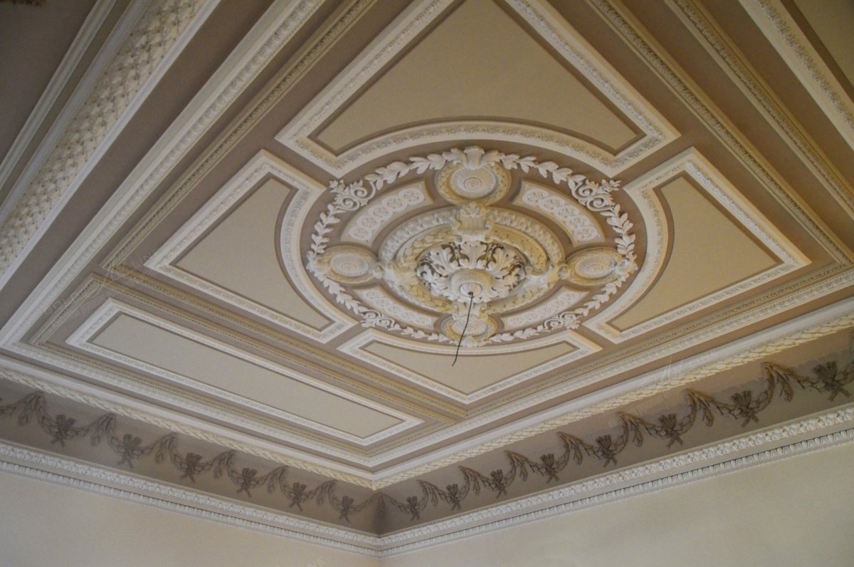 Гипсовая лепнина на потолке