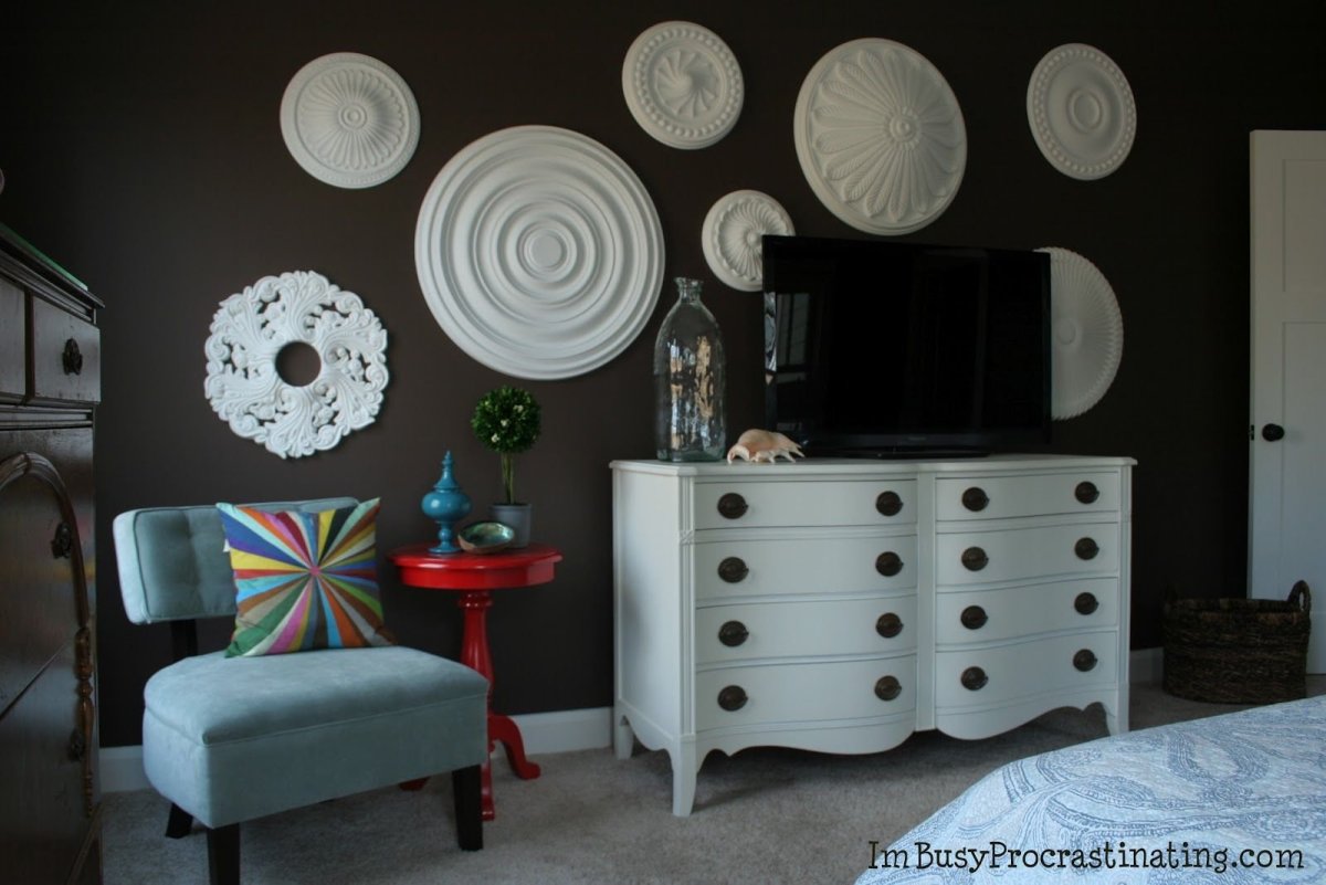 Потолочные розетки на стене