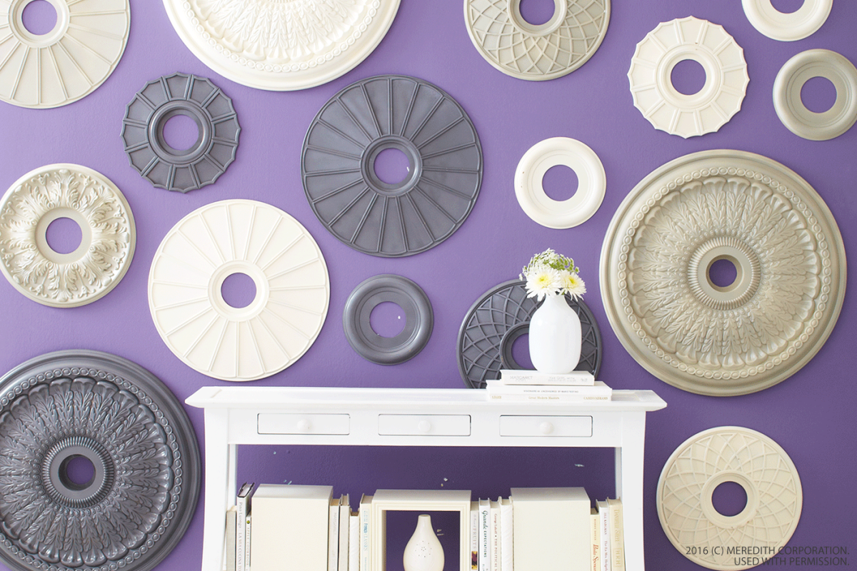 Потолочные розетки на стене