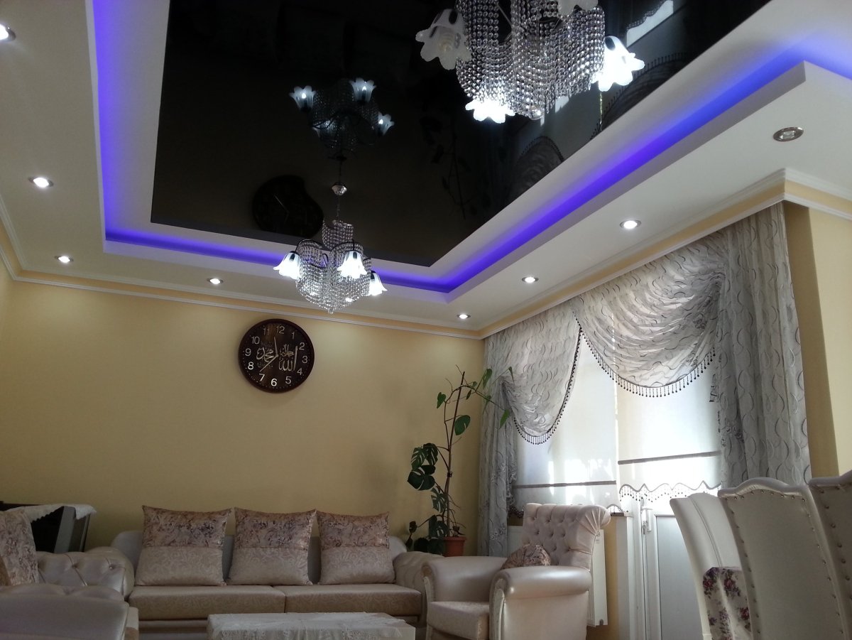 Натяжные потолки в зале