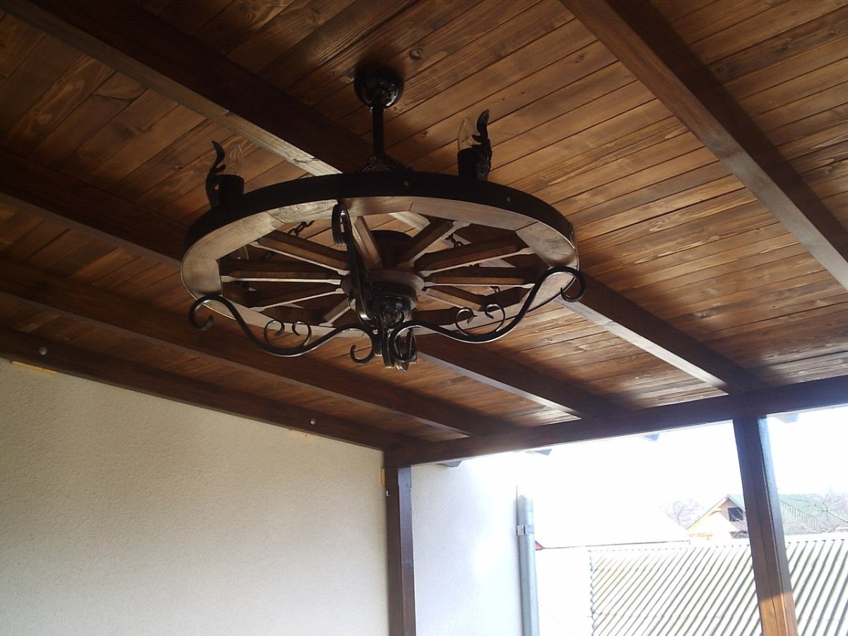 Люстра для потолка с балками