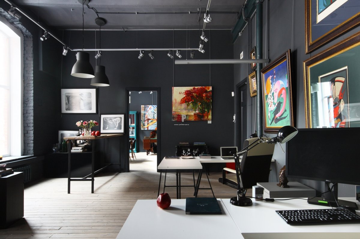 Кабинет с черным потолком