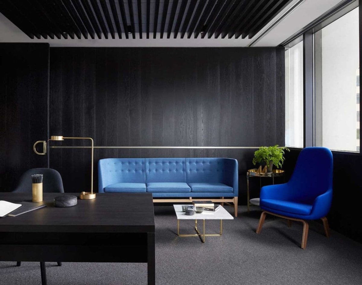 Интерьер офиса в темных тонах