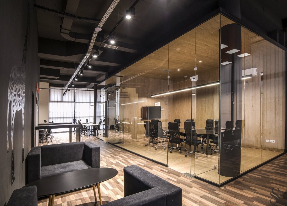 Черный потолок лофт