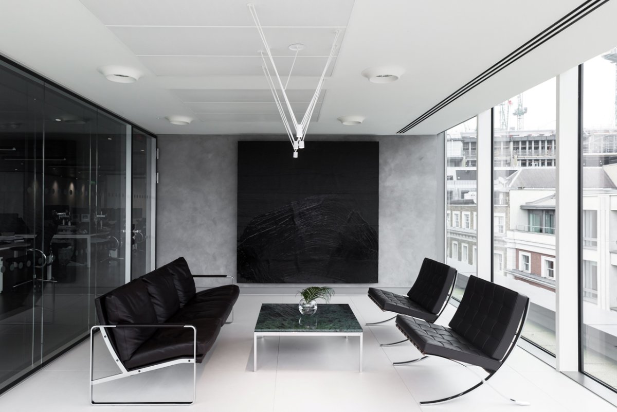 Темный интерьер офиса