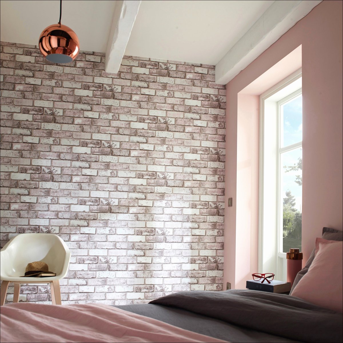 Сочетание обоев с кирпичной стеной