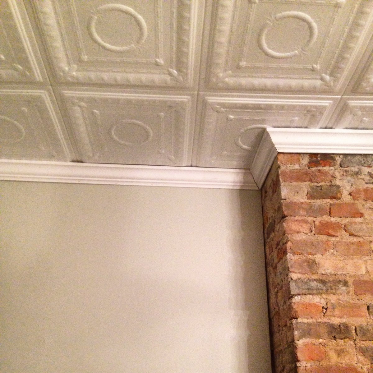 Потолочный плинтус на плитку