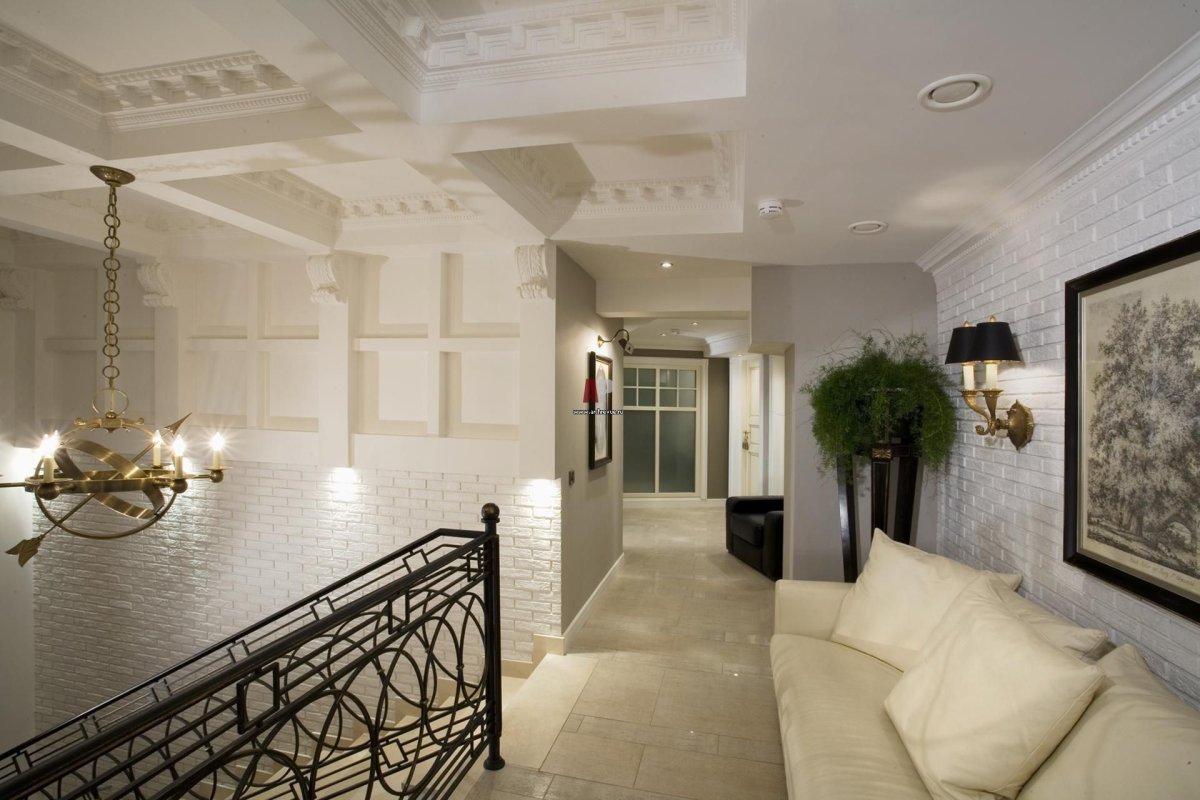 Кирпич и лепнина в интерьере