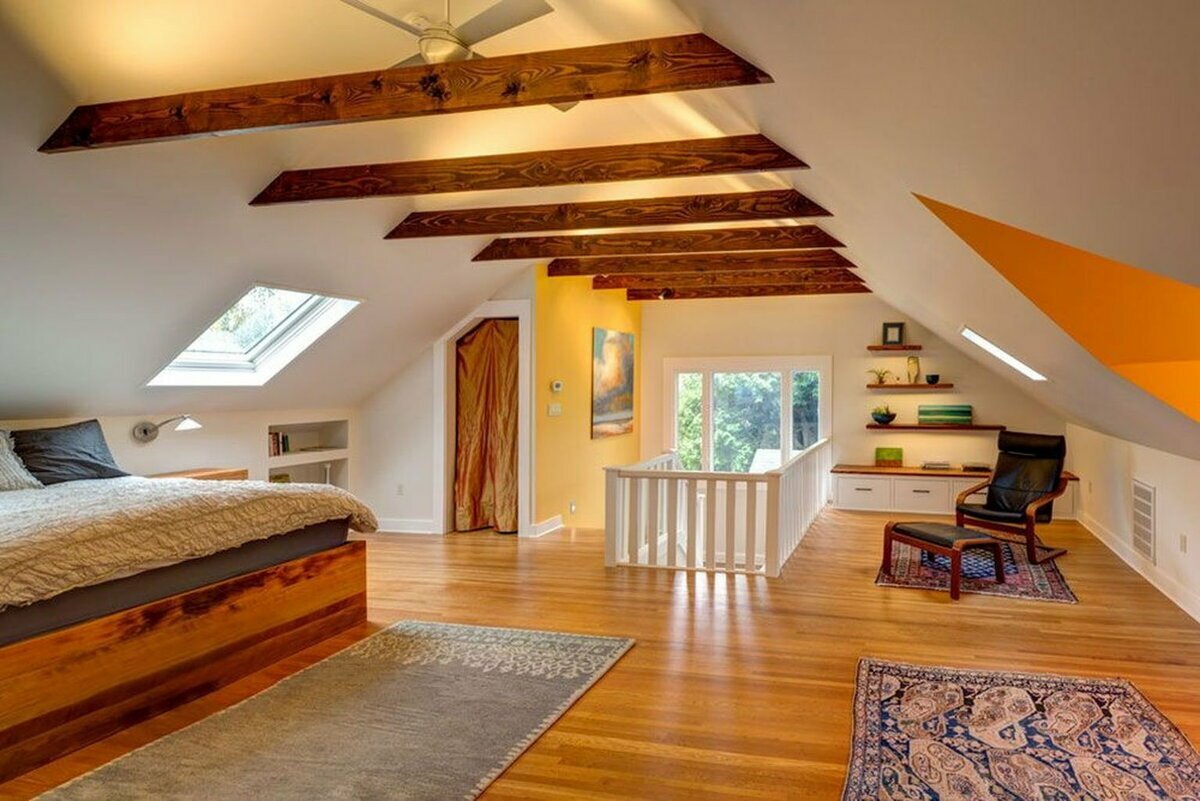 Дизайн скошенного потолка в деревянном доме - 74 фото