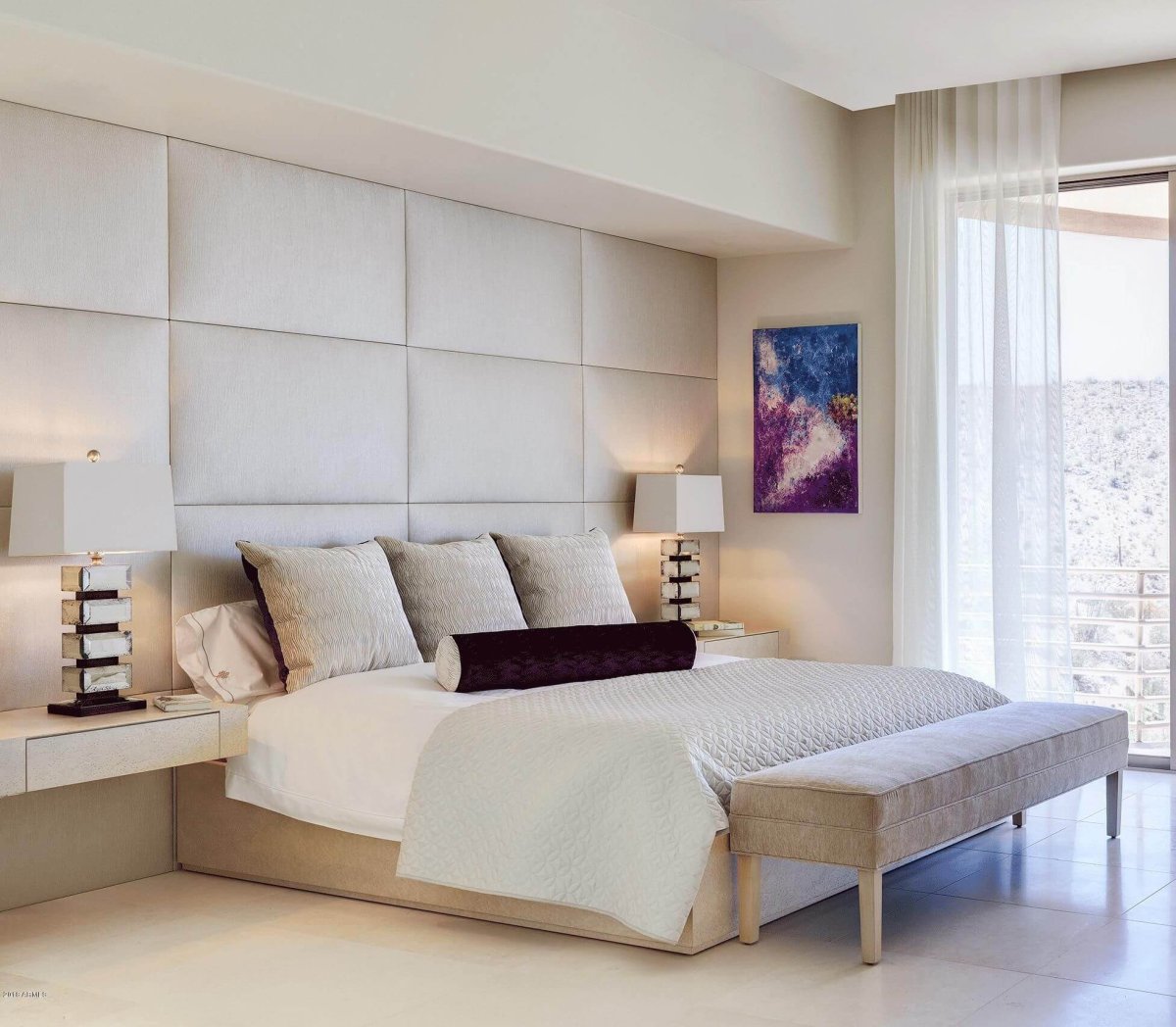 Мягкое изголовье во всю стену