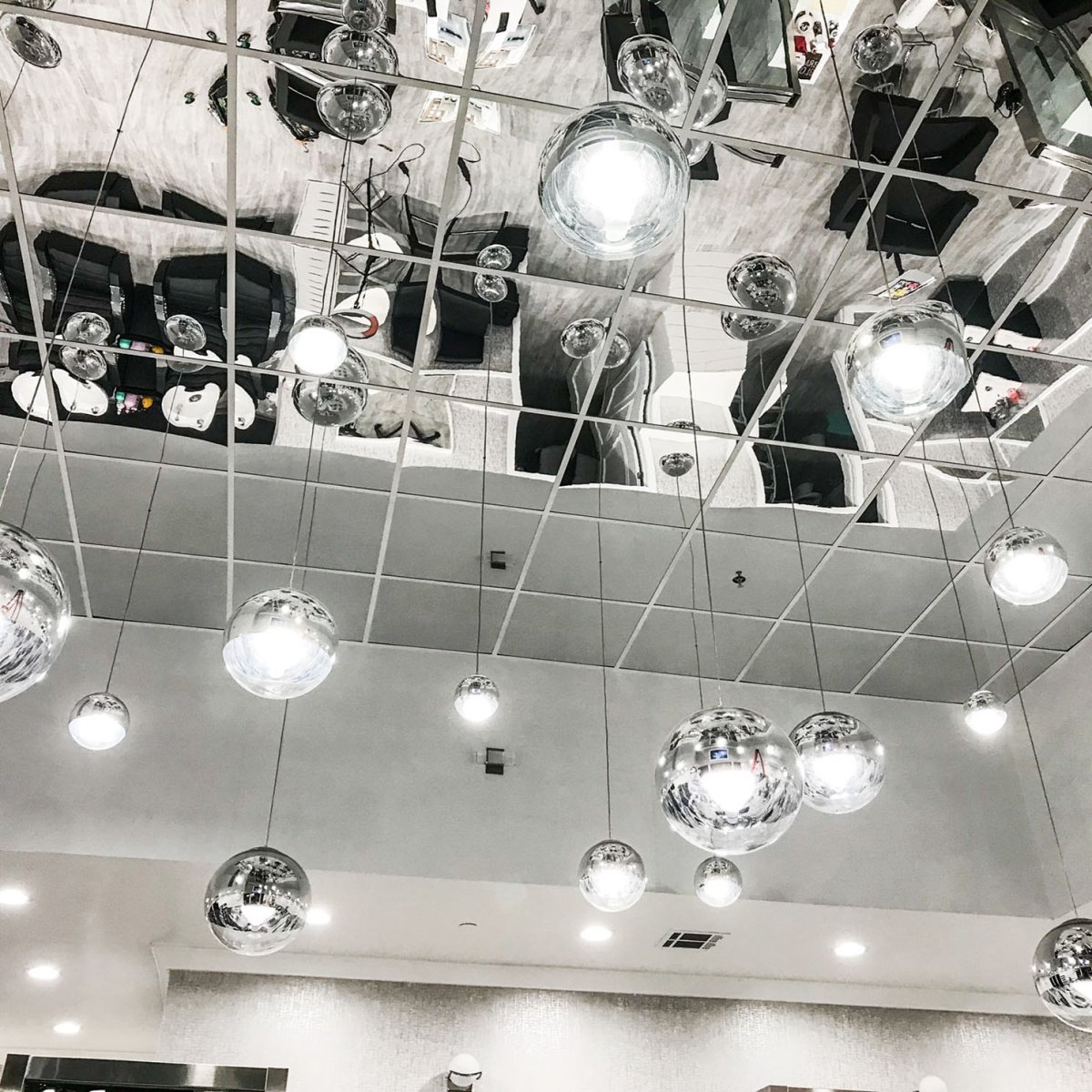 Зеркальный потолок