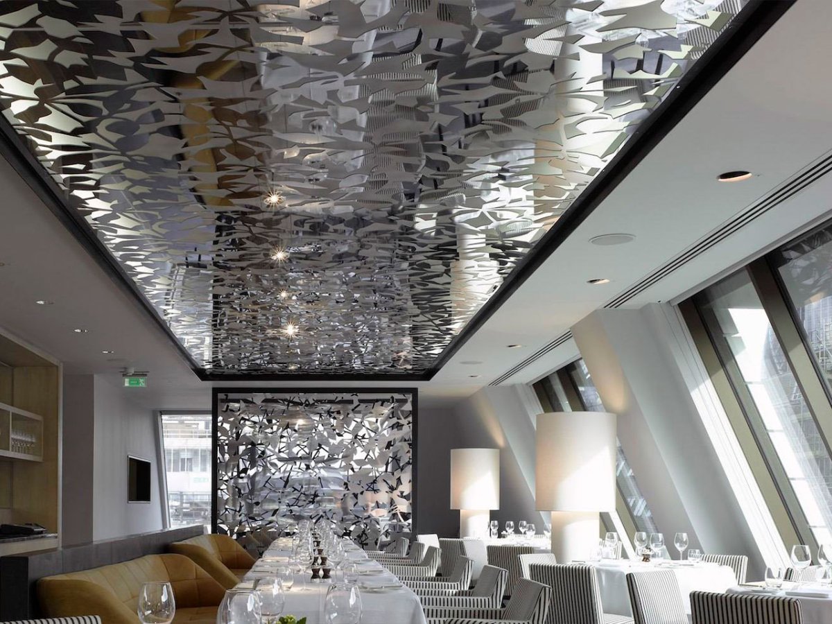 Натяжной потолок с зеркальным эффектом