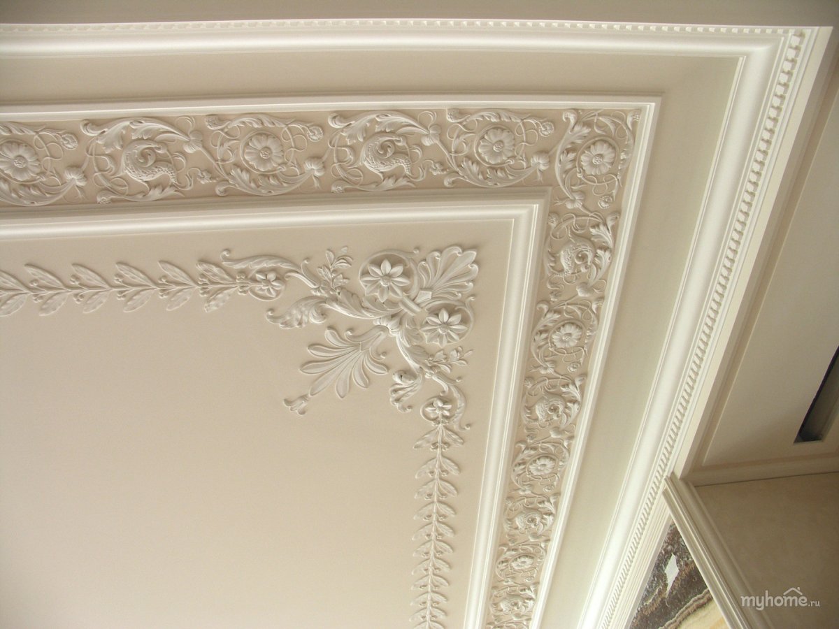 Лепнина из гипса на стене и потолке
