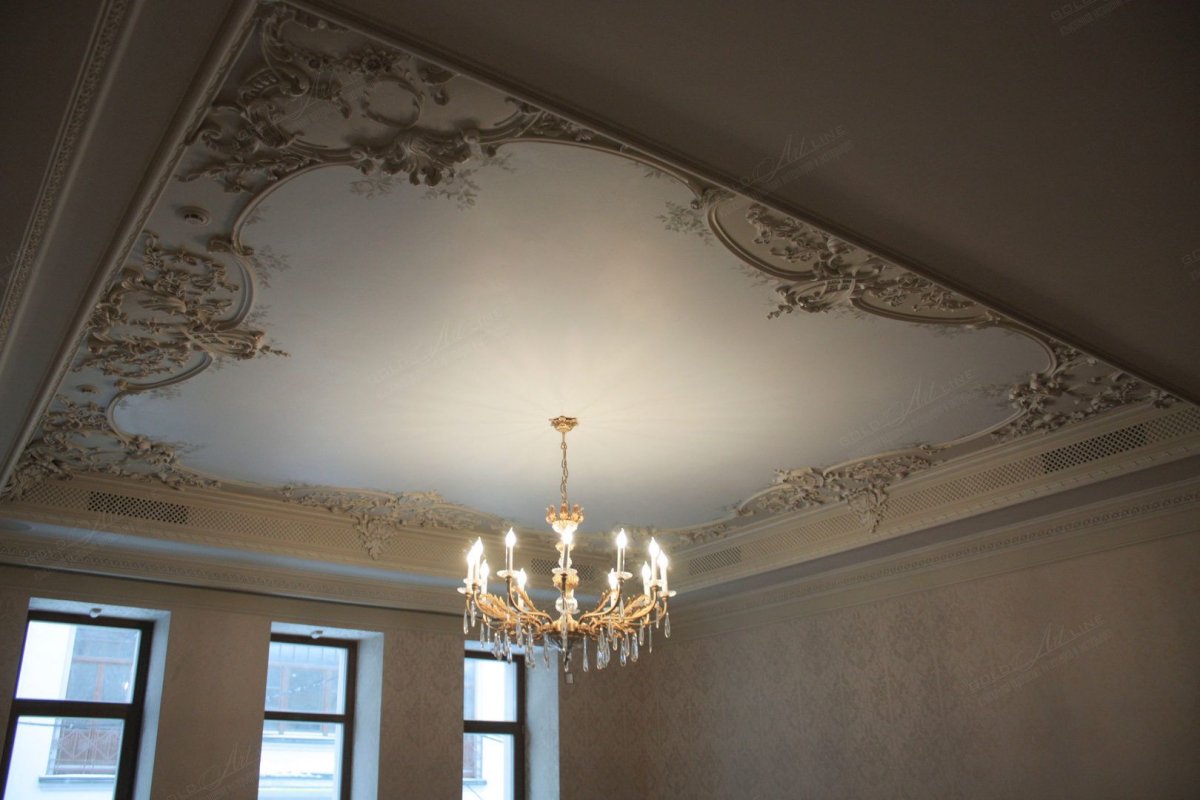 Гипсовая лепнина на потолке