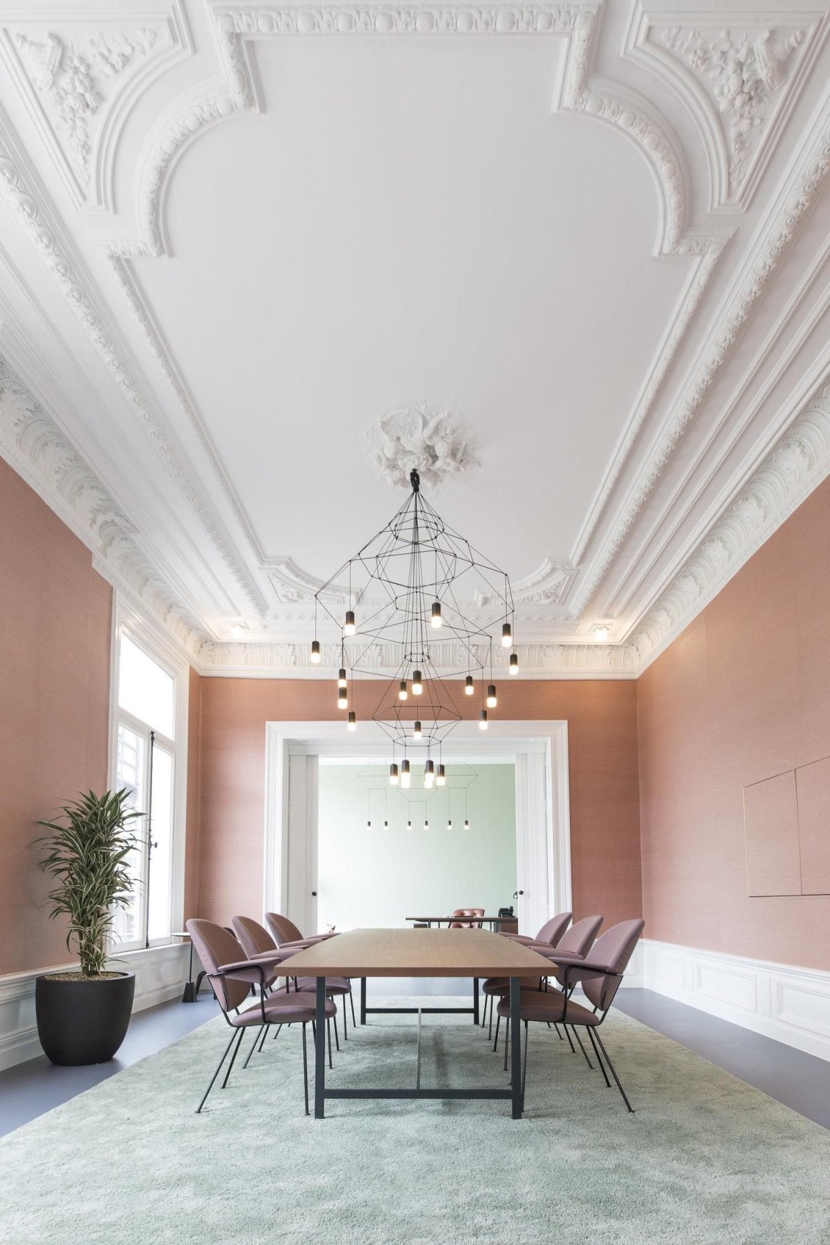 Лепнина на потолке в современном интерьере