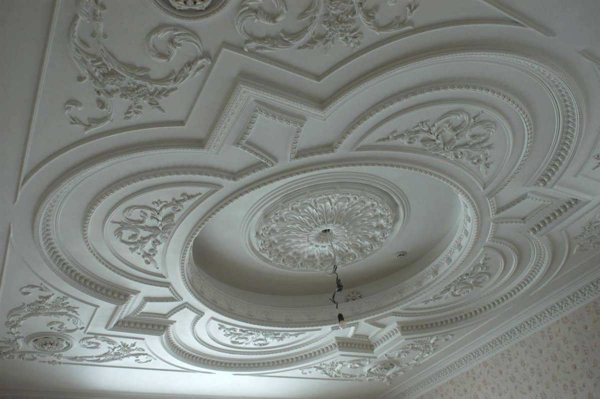 Подвесные потолки с лепкой