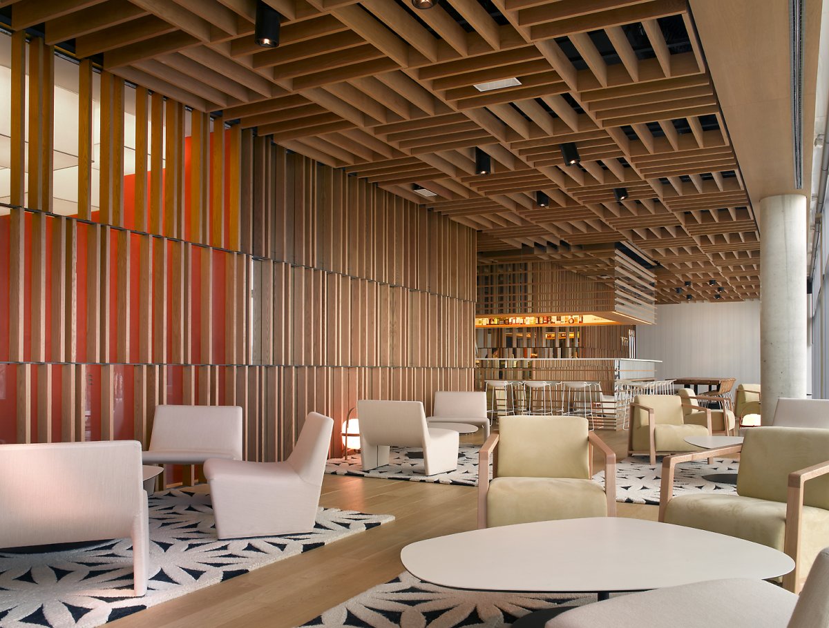 Деревянный потолок в кафе