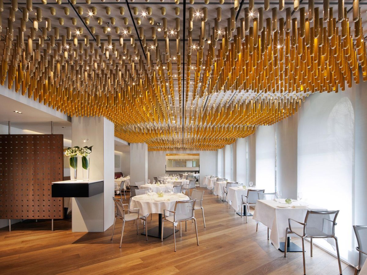 Потолок в ресторане