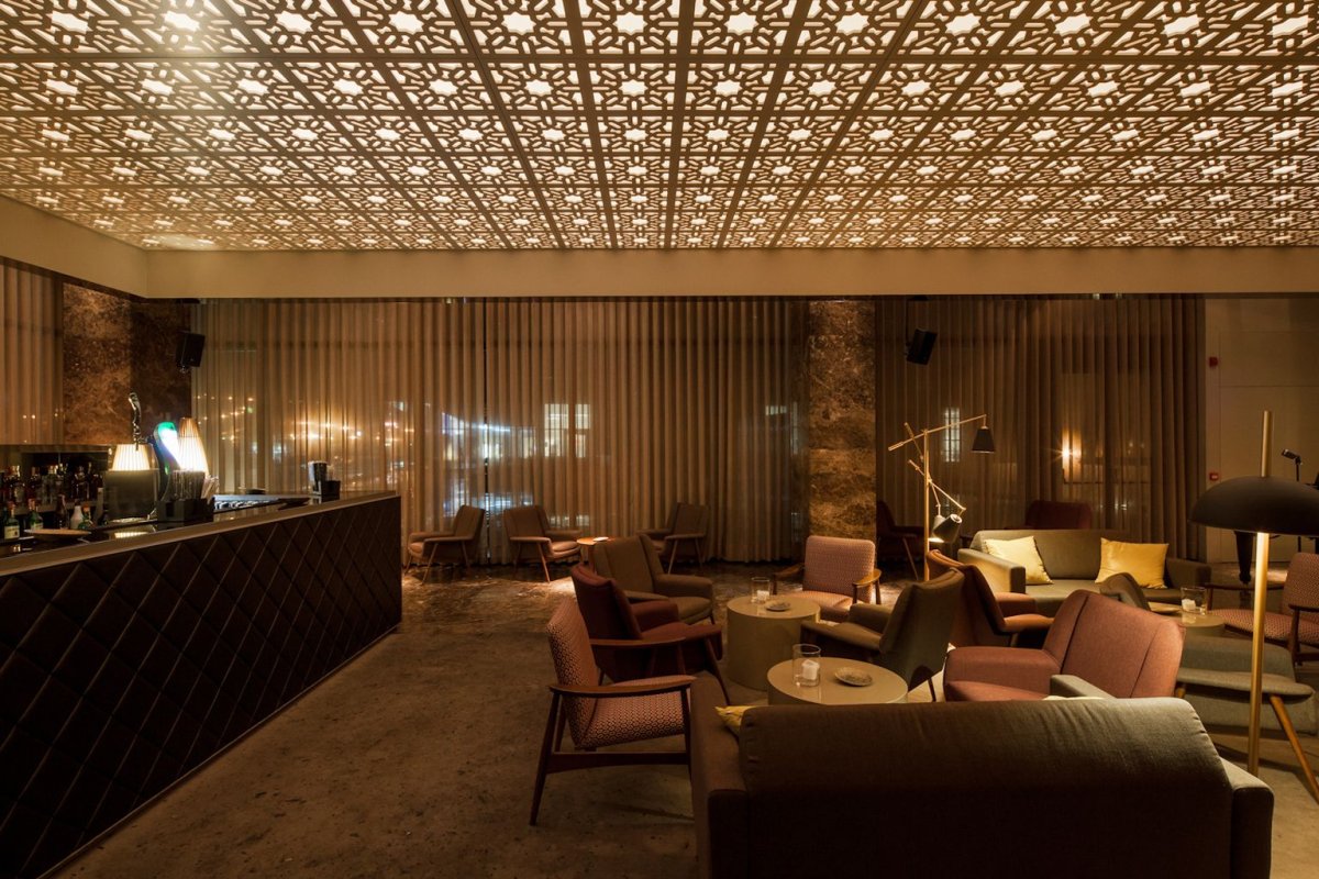 Зеркальный потолок в ресторане