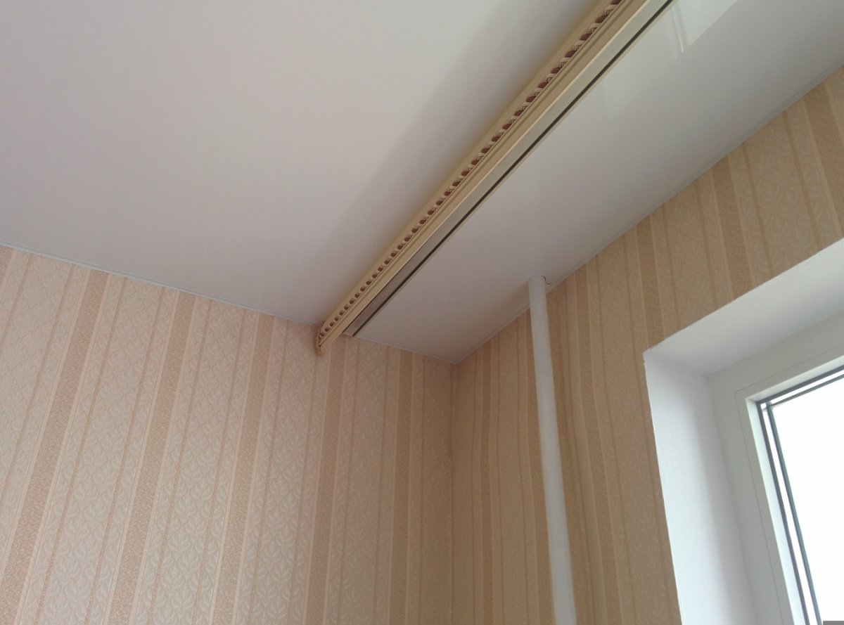 Потолочный карниз с блендой на натяжном потолке