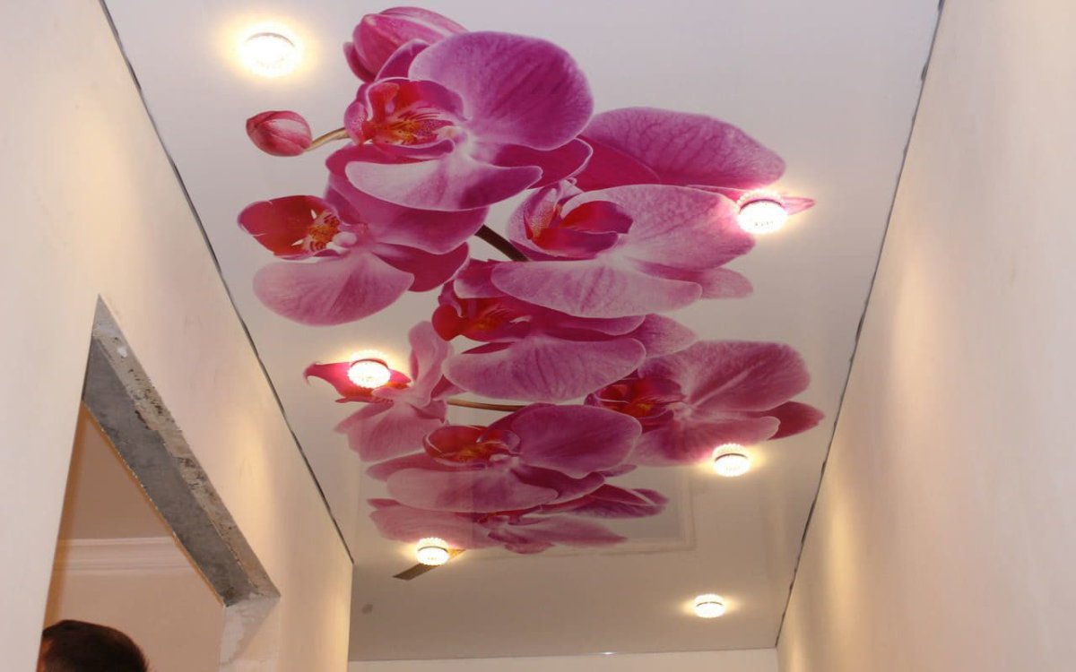 Отделка потолка обоями