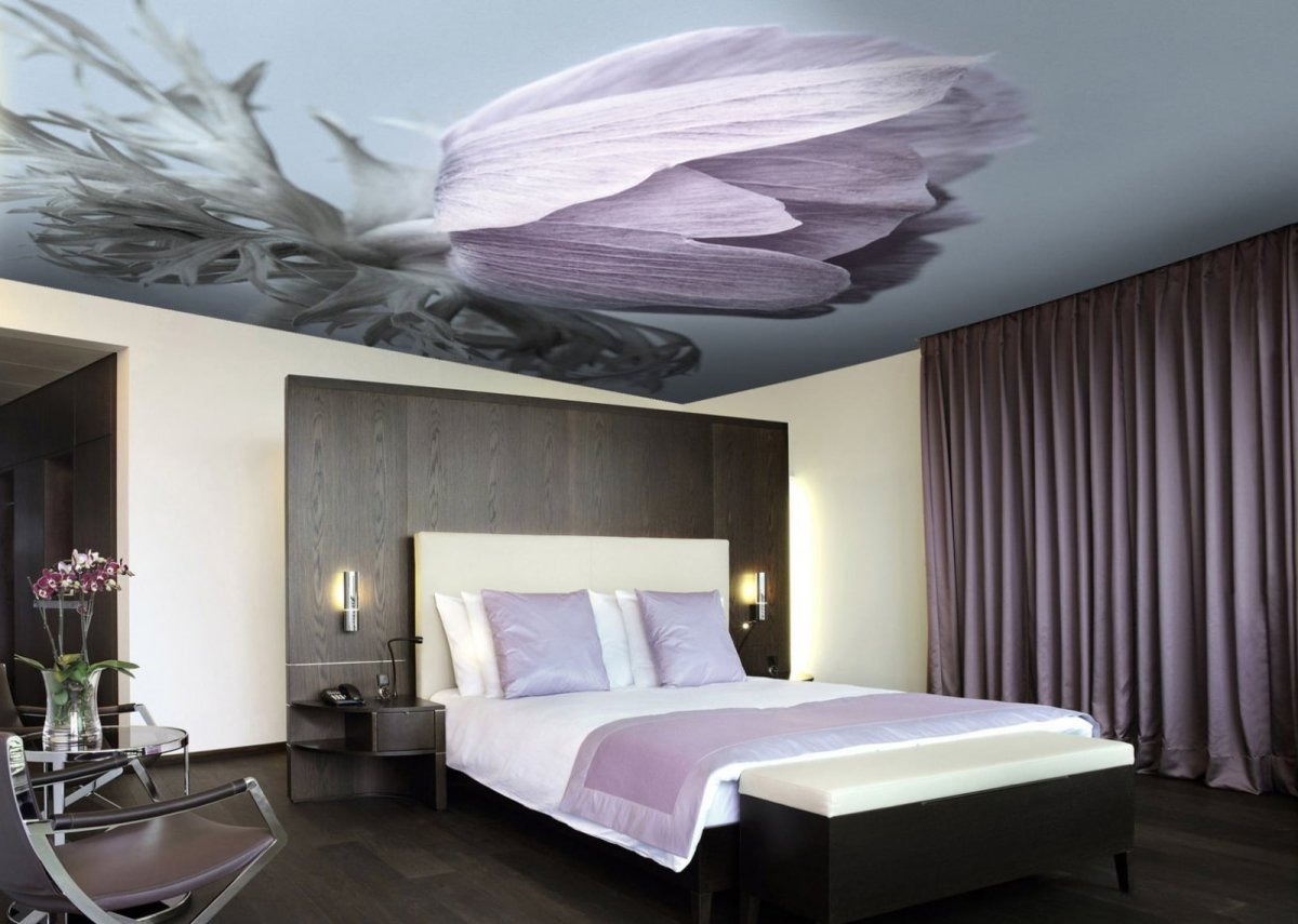 Спальня с розовым потолком