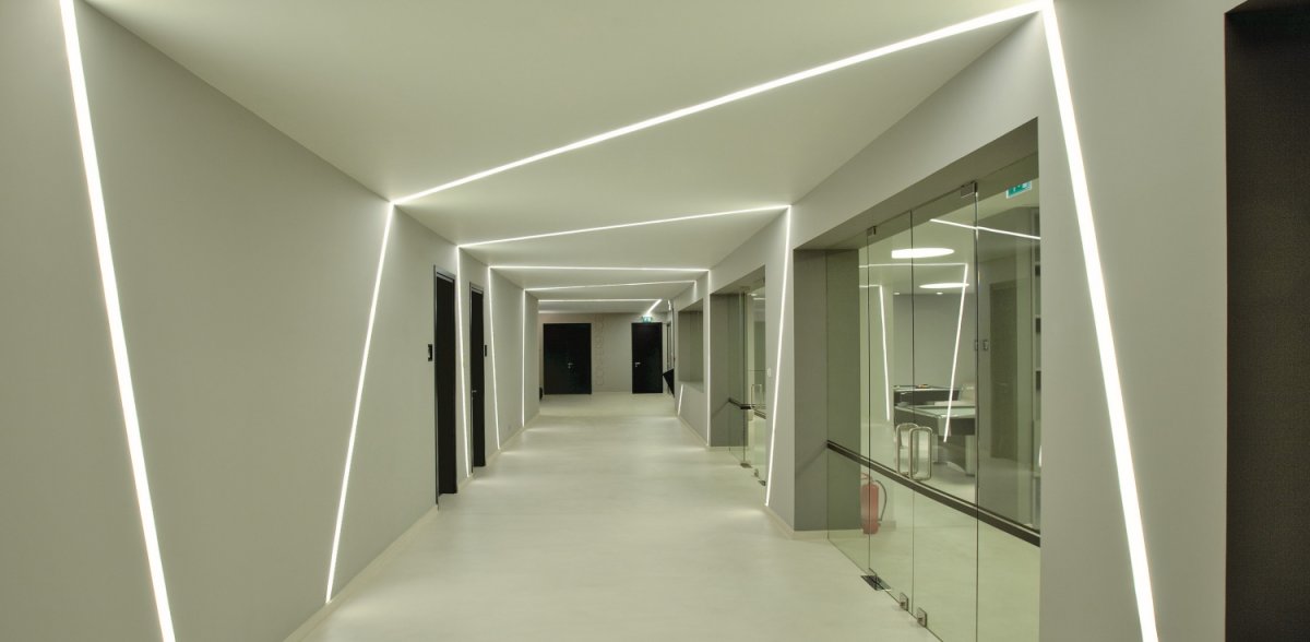 Натяжные потолки световые линии в интерьере