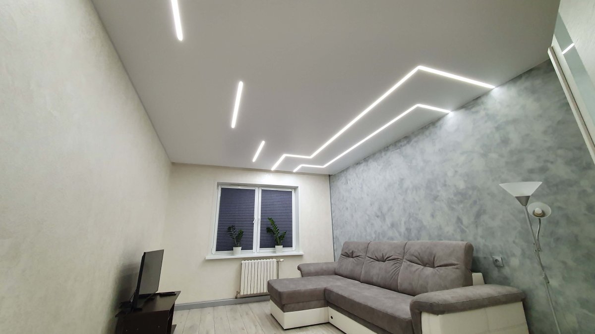 Световые линии на натяжном потолке в гостинной