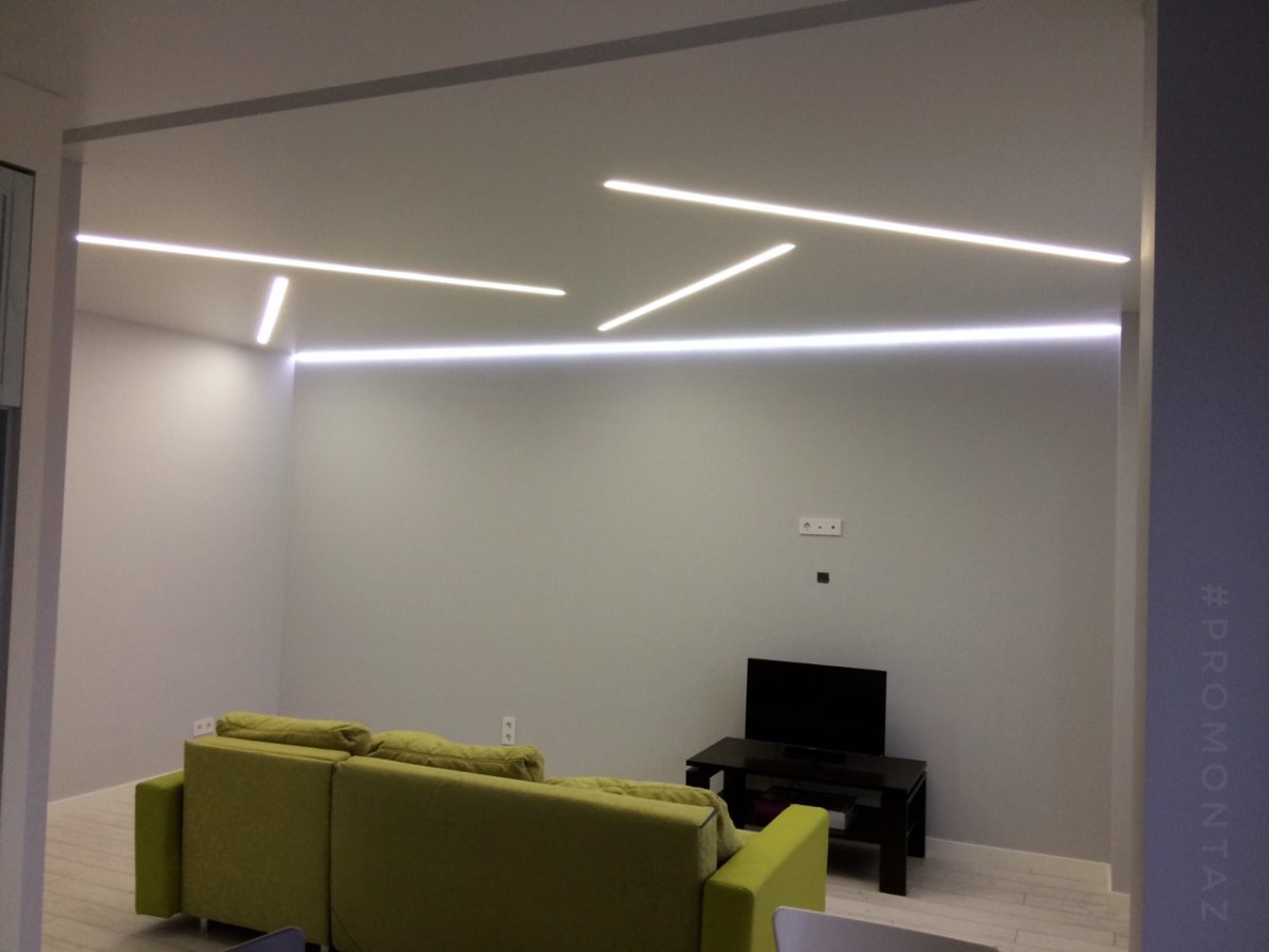 Световые линии в зале