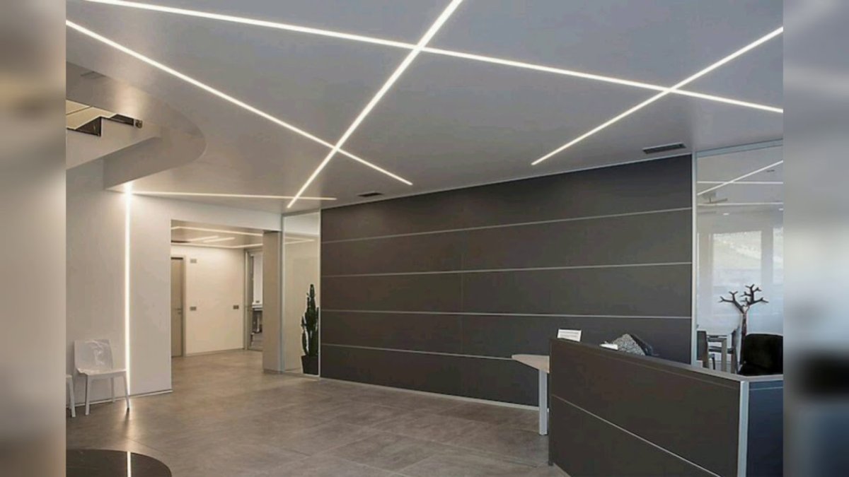 Световые линии на натяжном потолке