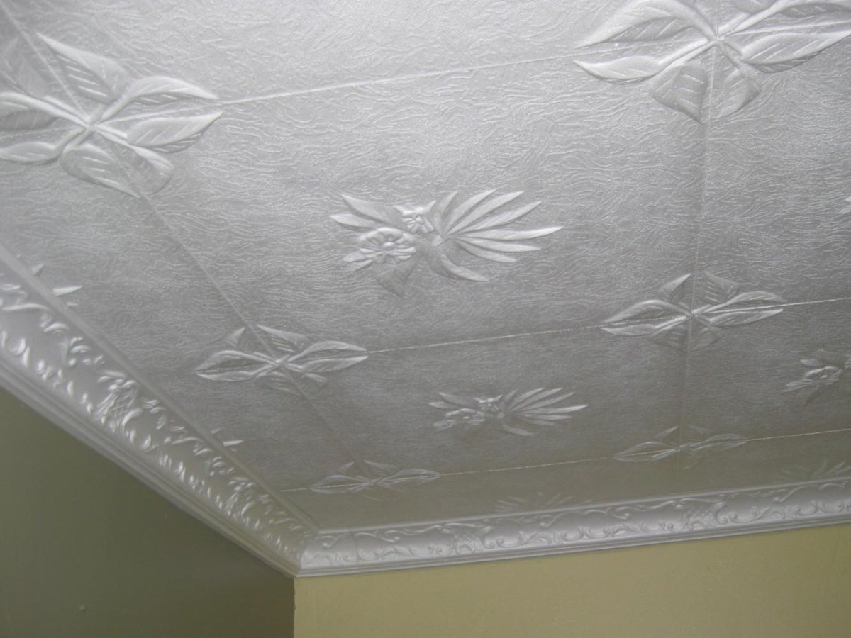 Потолочный плинтус на плитку