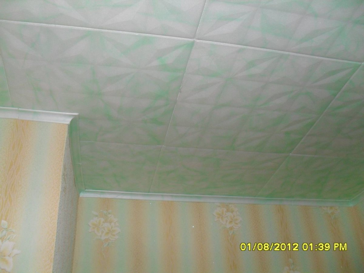 Отделка потолка плиткой