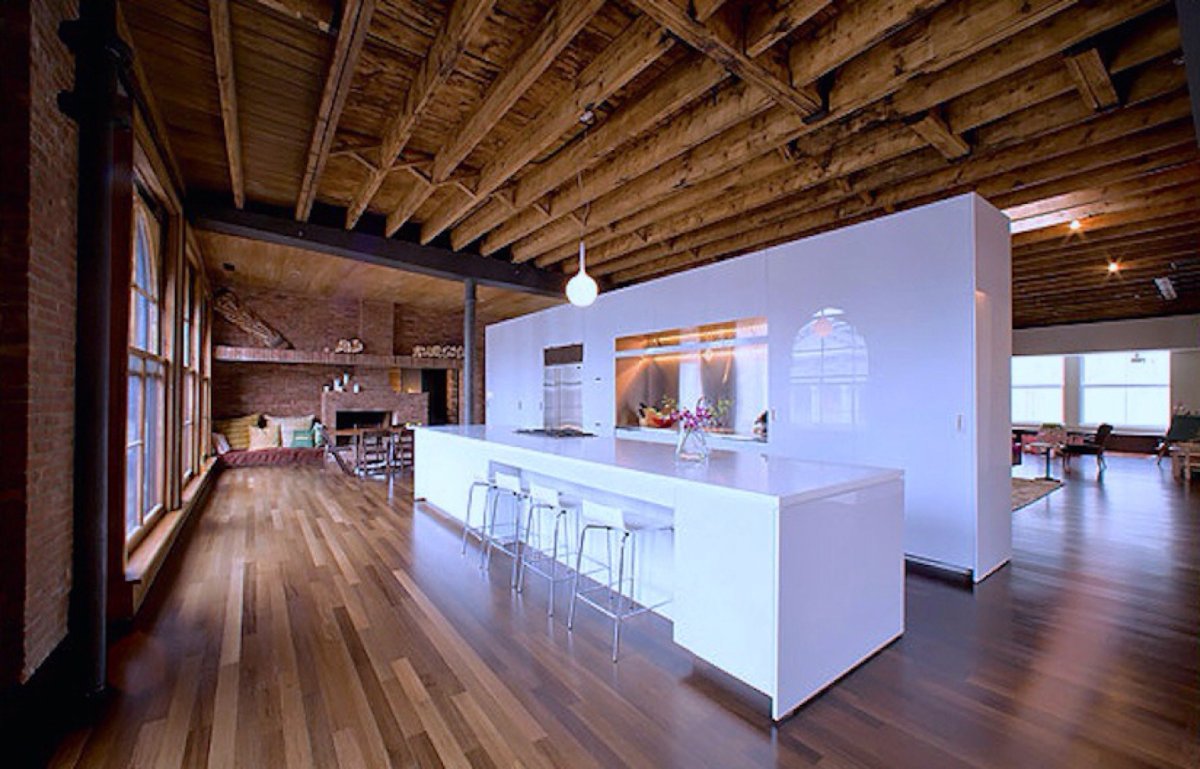 Белый деревянный потолок в стиле лофт