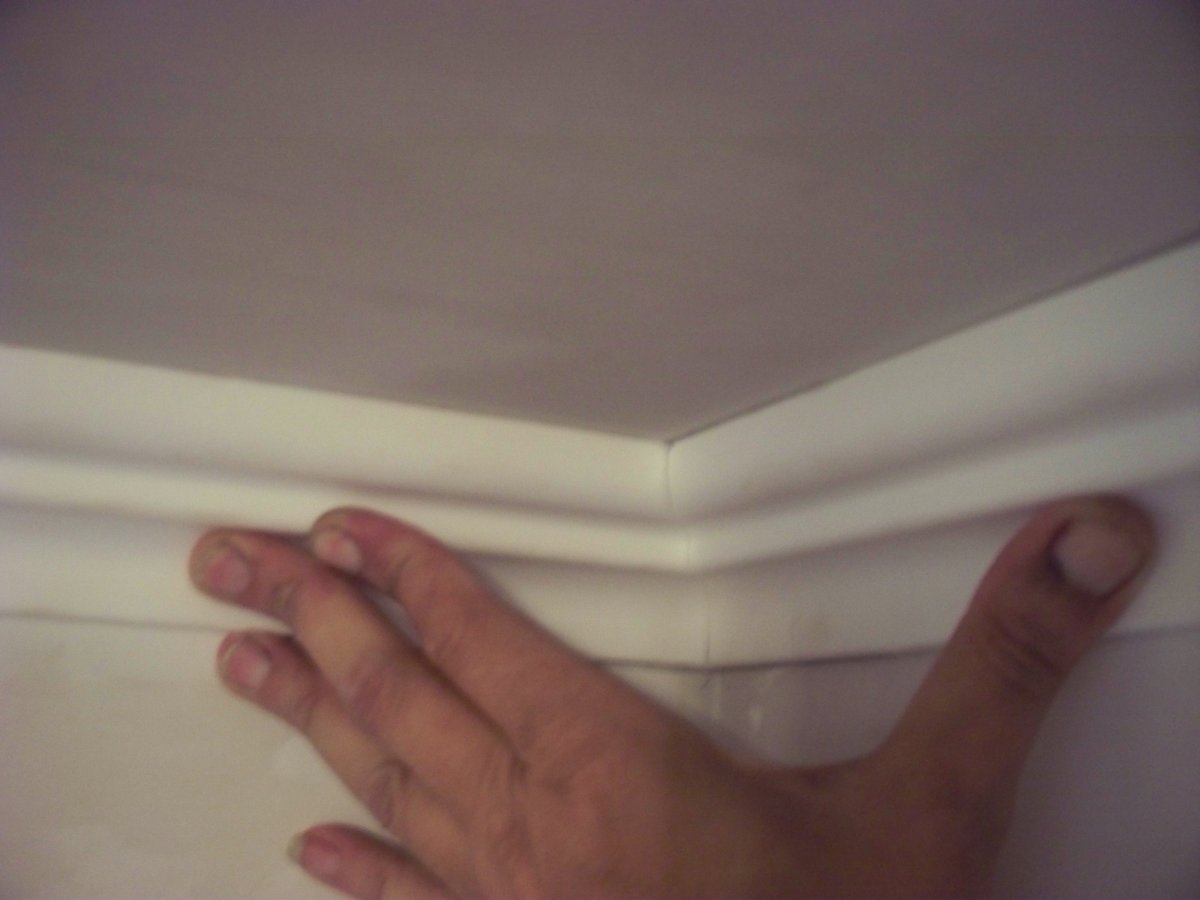 Потолочный плинтус в ванную комнату