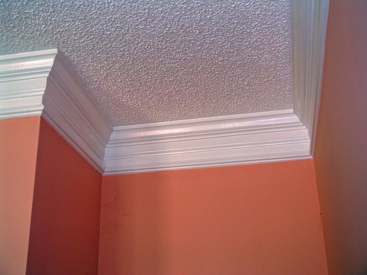 Отделка потолка плинтусом из пенопласта