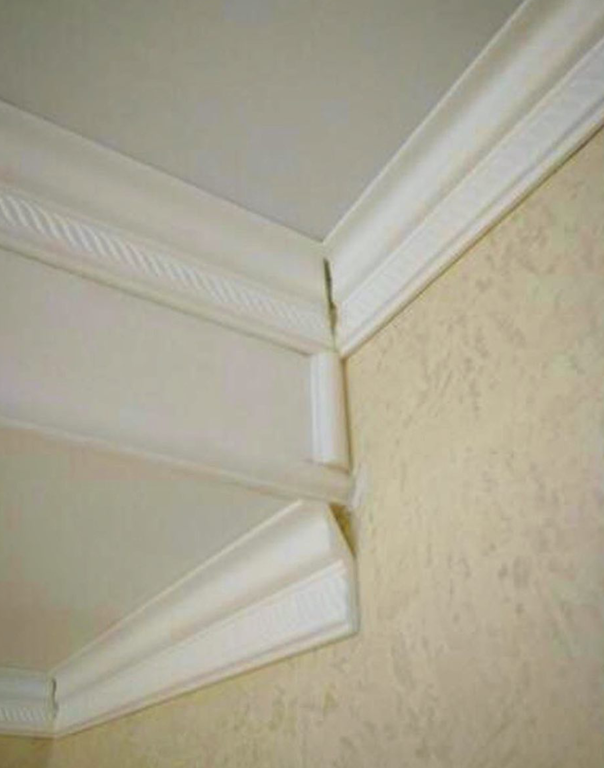 Стыковать плинтус потолочный d133