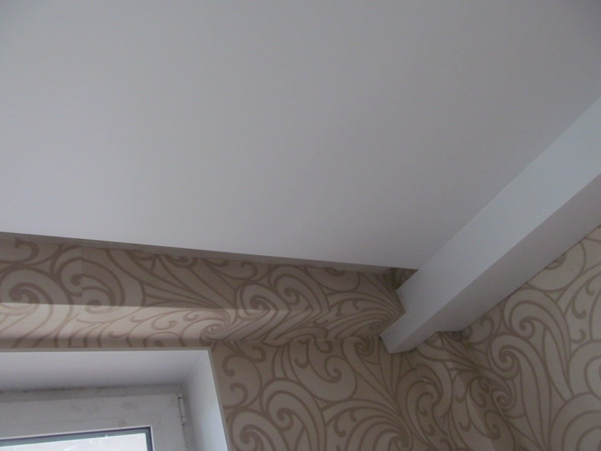 Натяжной потолок с выступом