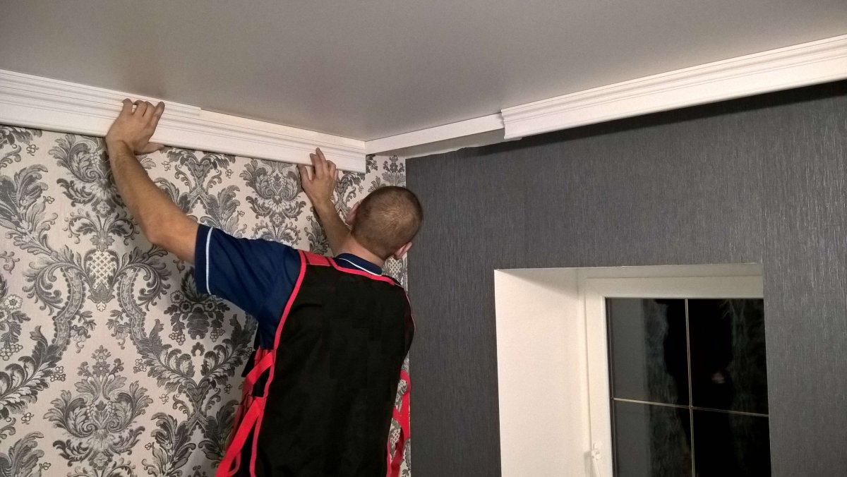Приклеить потолочный плинтус к натяжному потолку