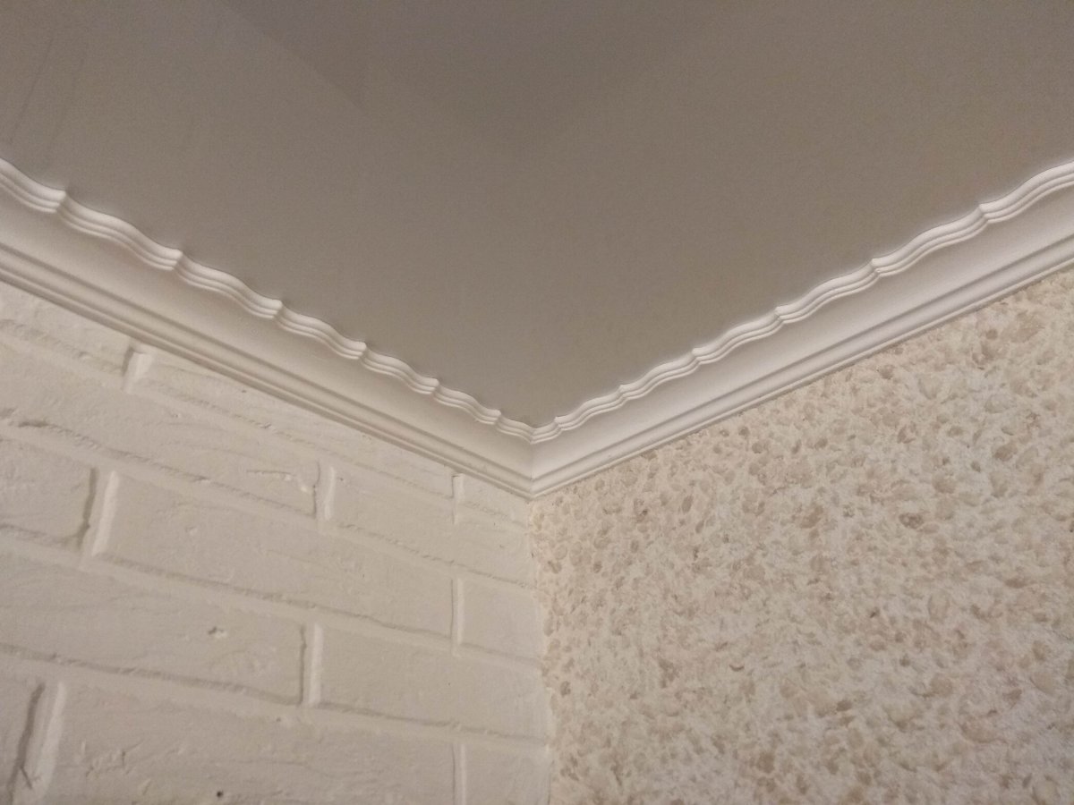 Плинтус потолочный штукатуркой
