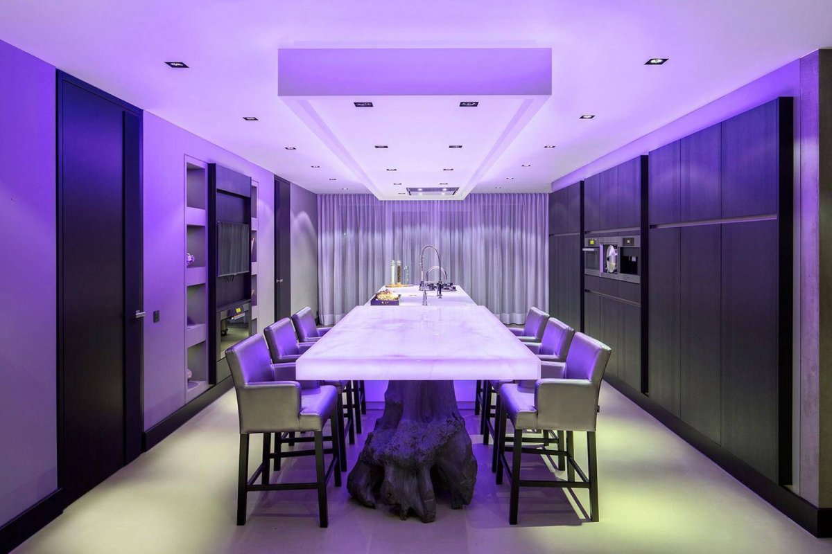 Комната с фиолетовой подсветкой
