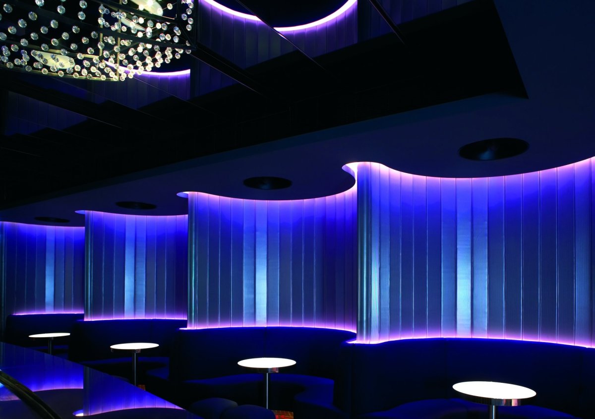 Светодиодная лента фиолетовая в комнате