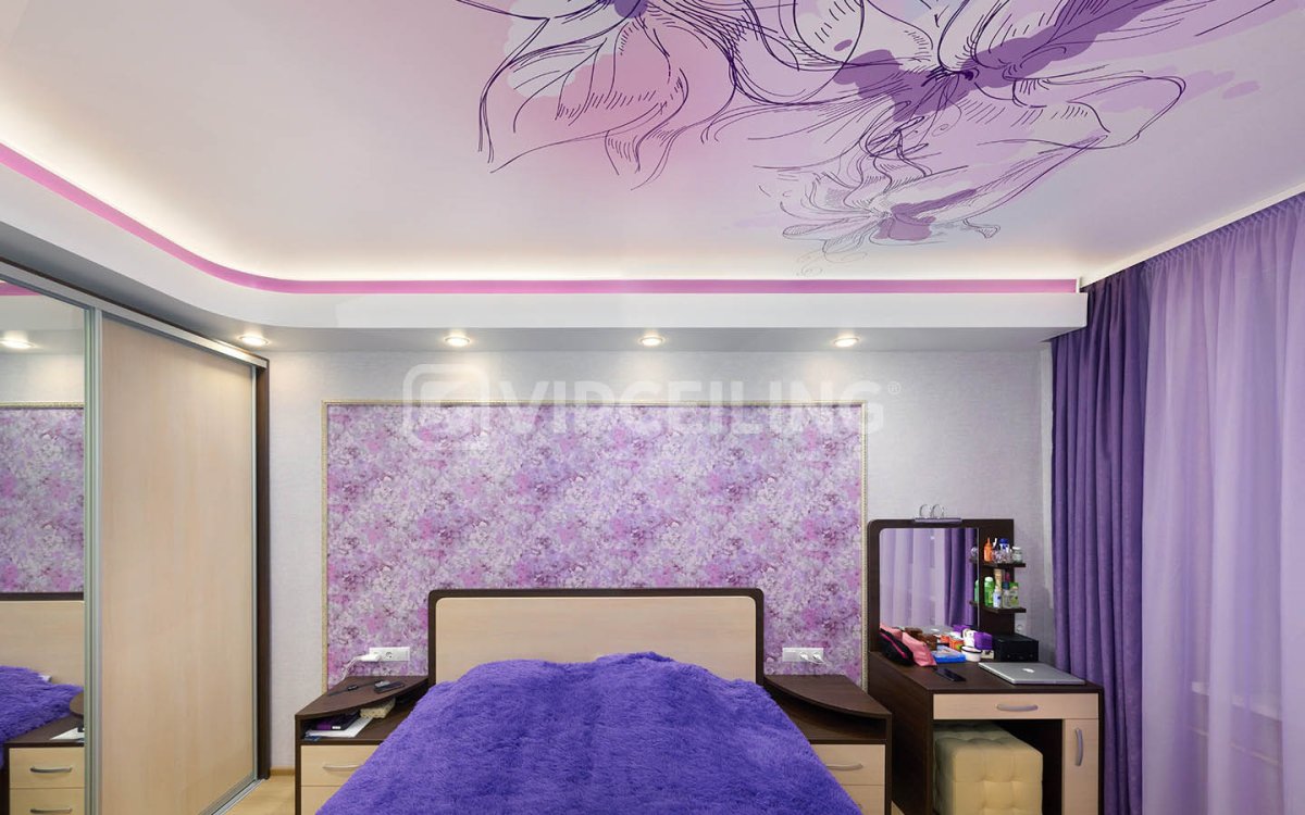 Потолок с фиолетовым цветом