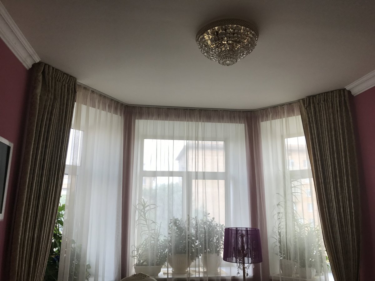 Натяжные потолки с эркером