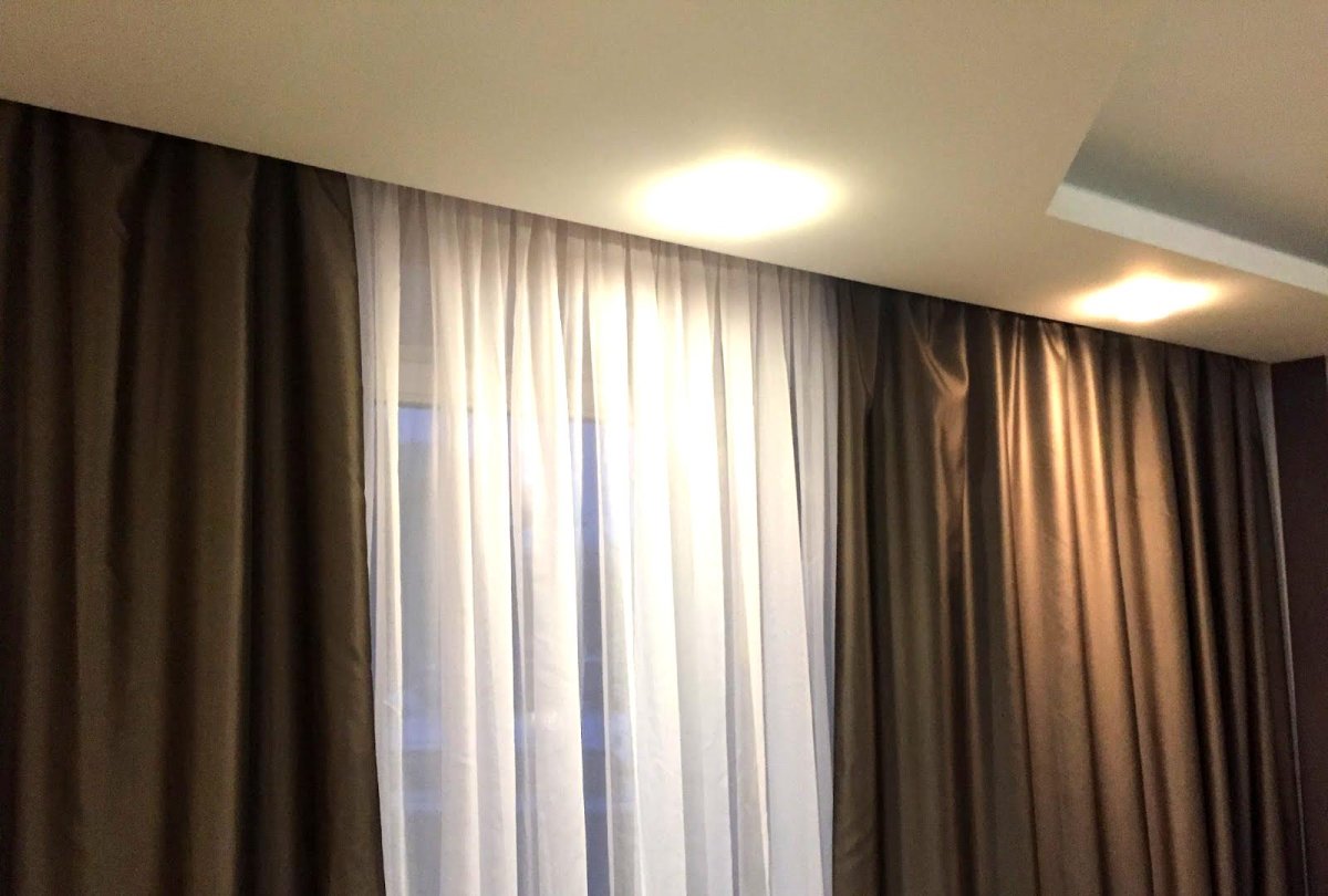 Скрытый карниз для натяжного потолка