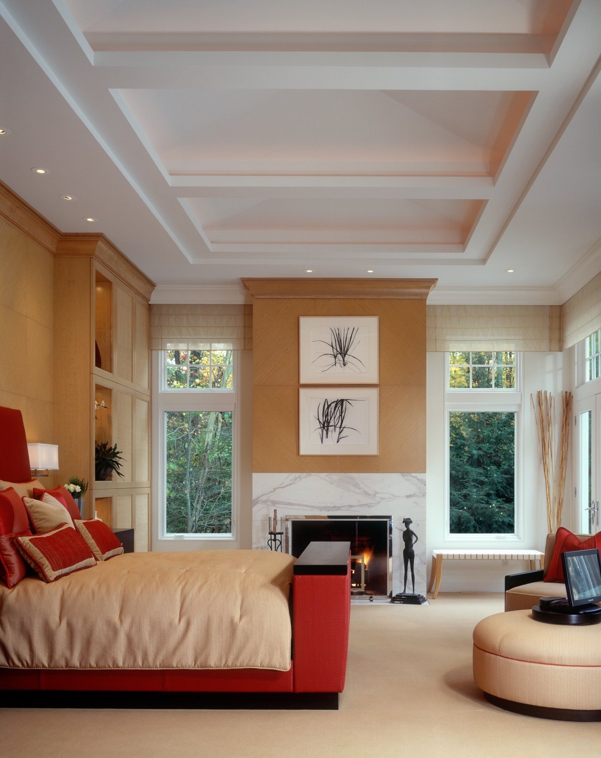 Многоуровневый потолок в спальне