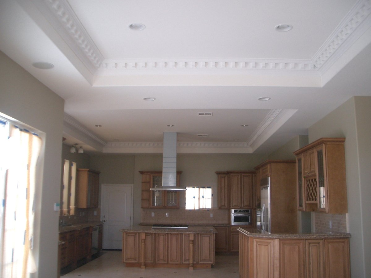 Потолок в кухне-гостиной