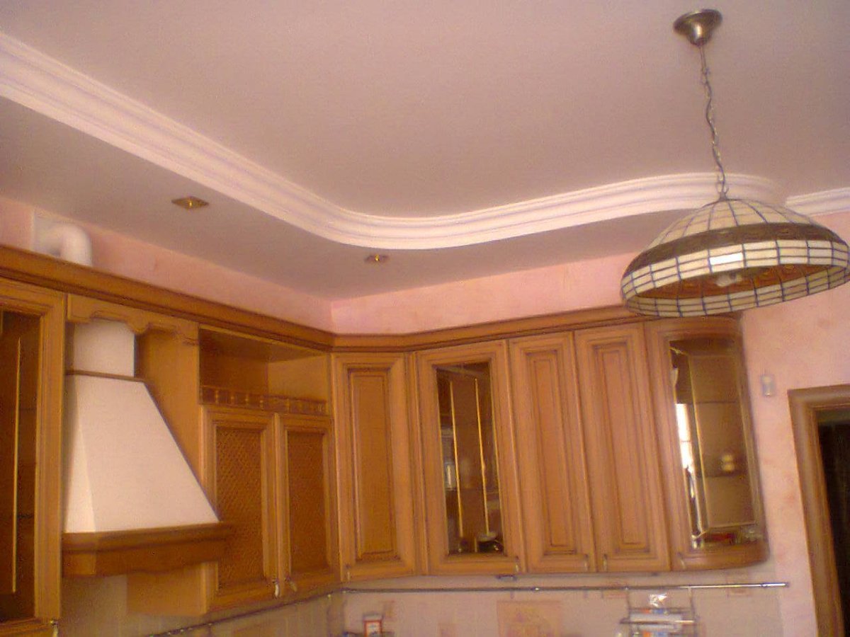 Красивые потолки с подсветкой для кухни