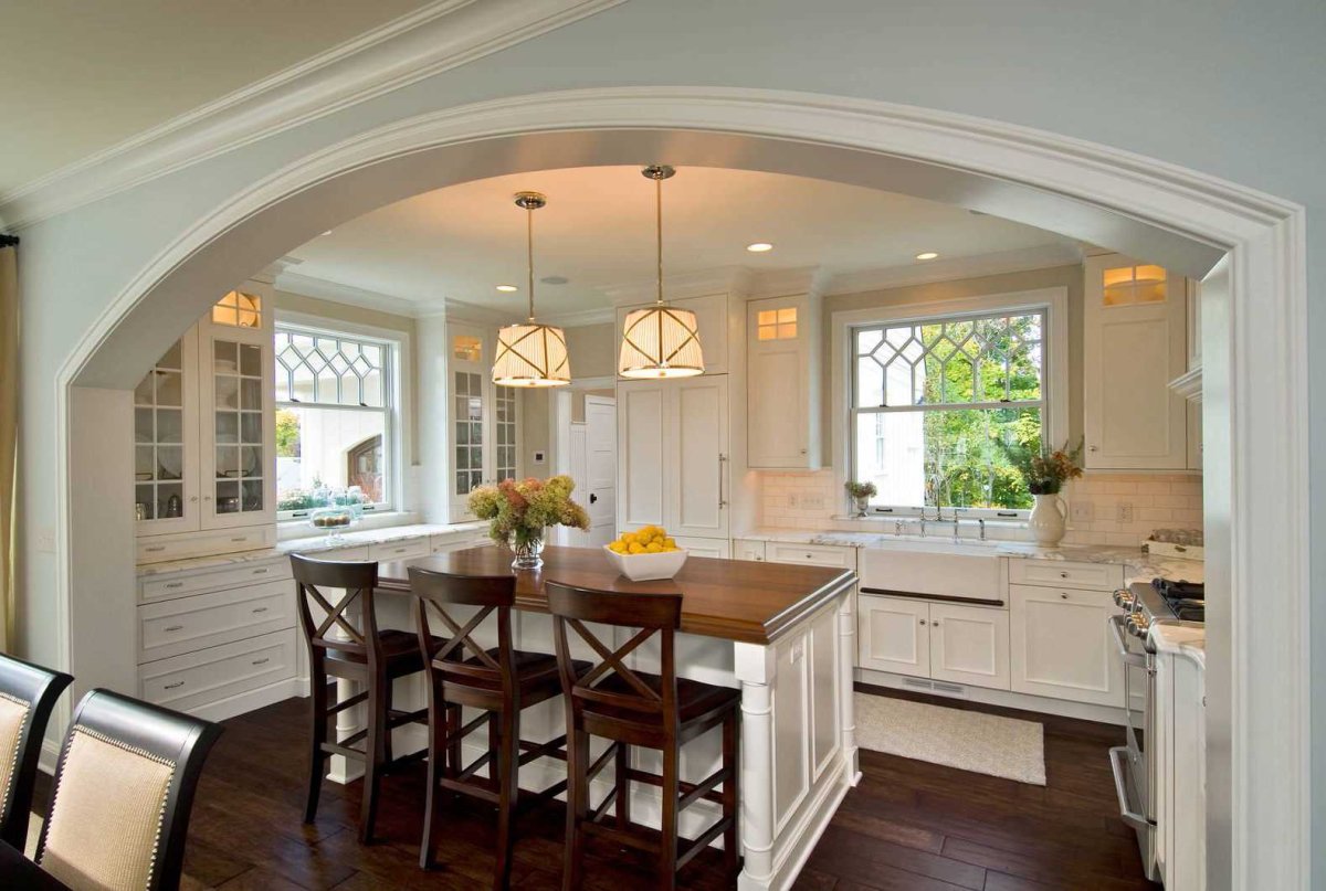 Натяжной потолок на кухне