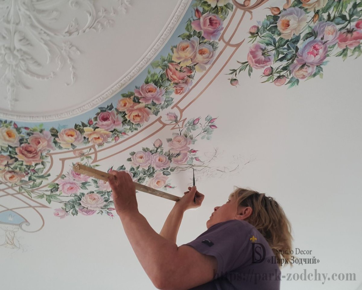 Натяжной потолок с лепниной