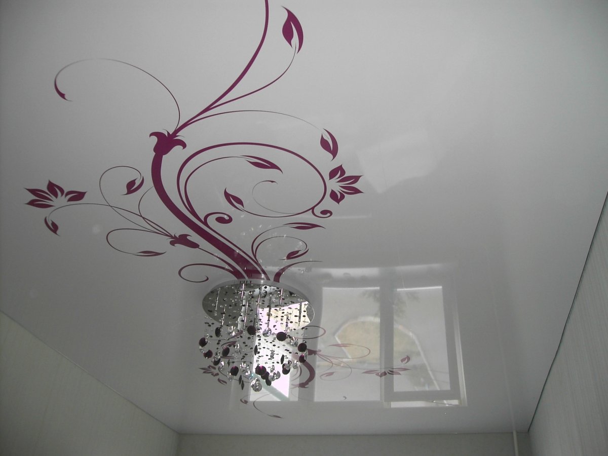 Трафаретная роспись на потолке